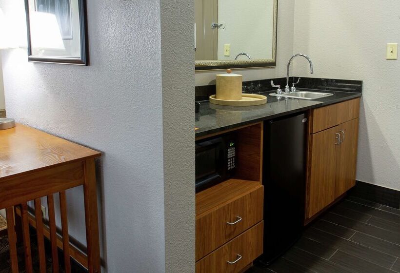 هتل Hampton Inn & Suites Chesapeake Square Mall