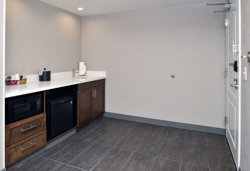 هتل Hampton Inn & Suites Las Vegas Airport