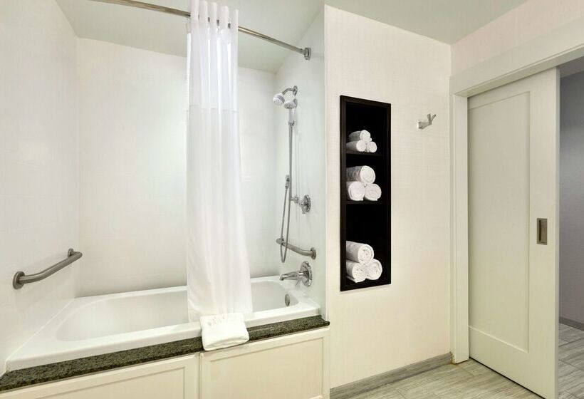 هتل Hampton Inn & Suites Nashville Downtown