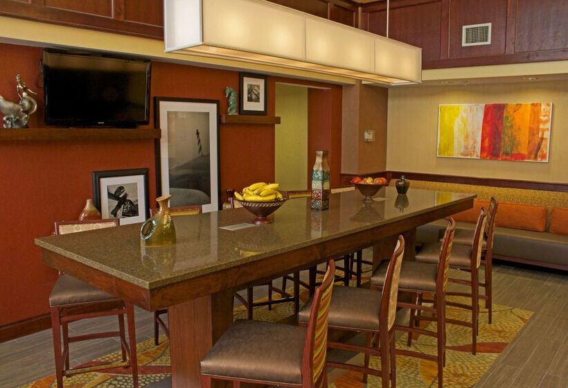 Отель Hampton Inn & Suites Norfolk Airport