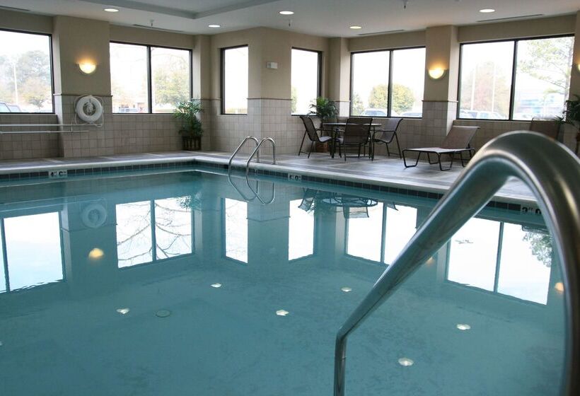 Отель Hampton Inn & Suites Norfolk Airport