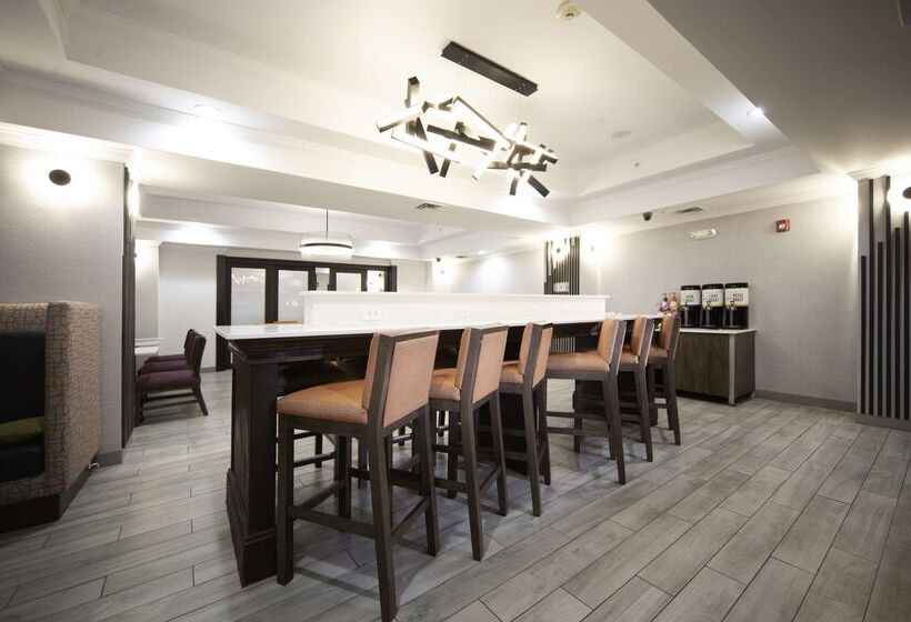 Отель Hampton Inn Bryant