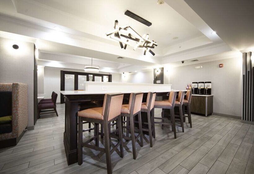 Отель Hampton Inn Bryant