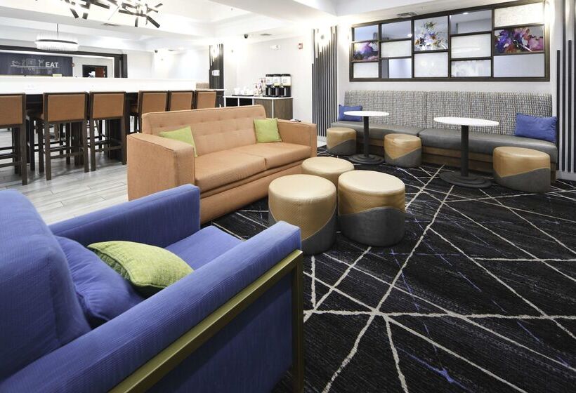 Отель Hampton Inn Bryant