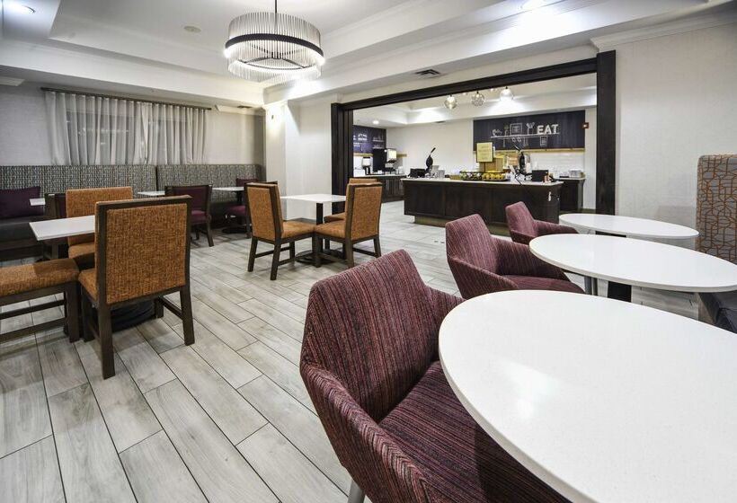 Отель Hampton Inn Bryant
