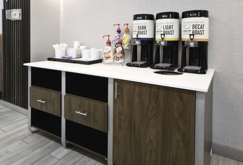 Отель Hampton Inn Bryant