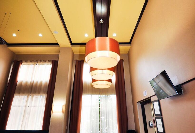 בית מלון כפרי Hampton Inn & Suites Louisville East