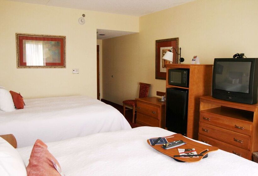 בית מלון כפרי Hampton Inn & Suites Louisville East