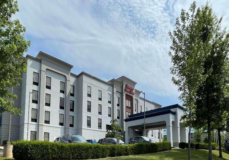 בית מלון כפרי Hampton Inn & Suites Louisville East