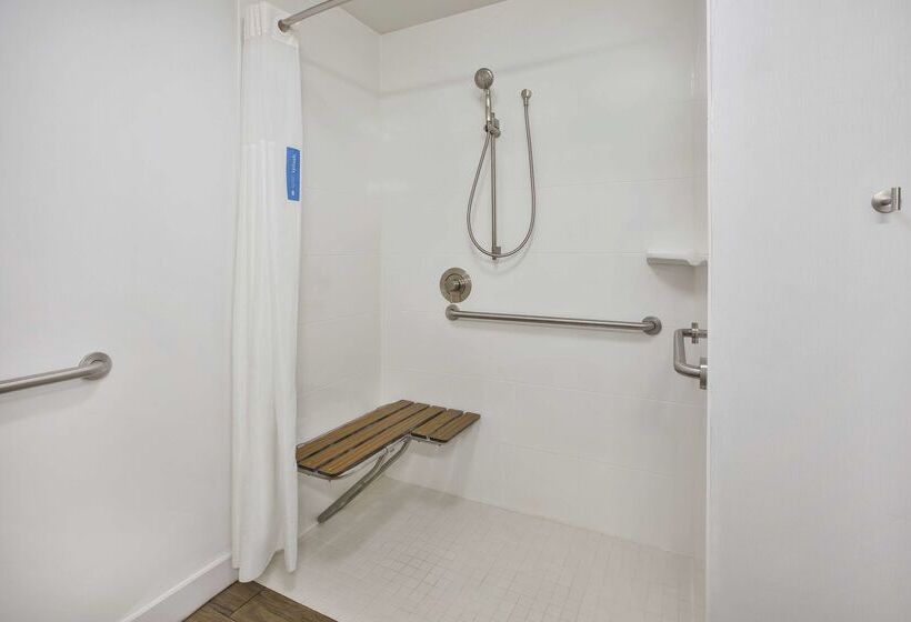 هتل Hampton Inn White River Junction