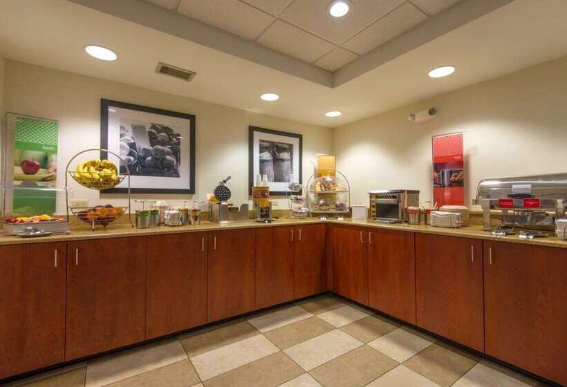 هتل Hampton Inn White River Junction