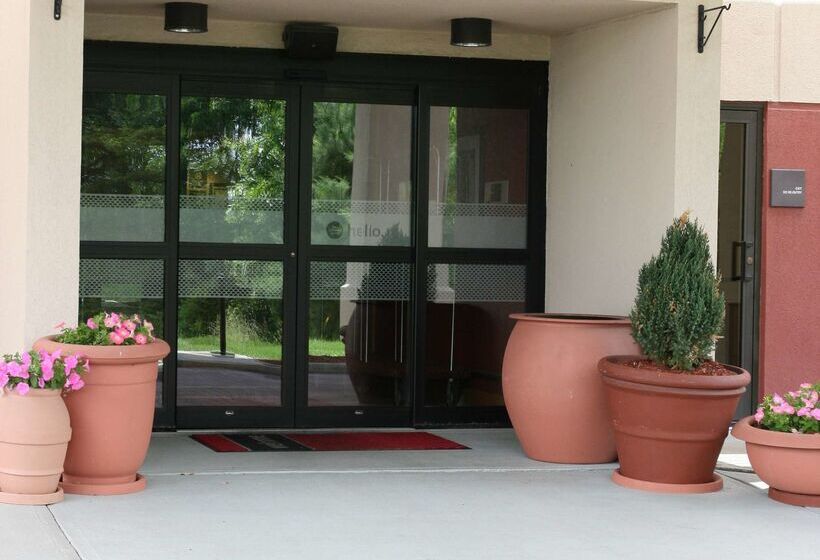 هتل Hampton Inn White River Junction