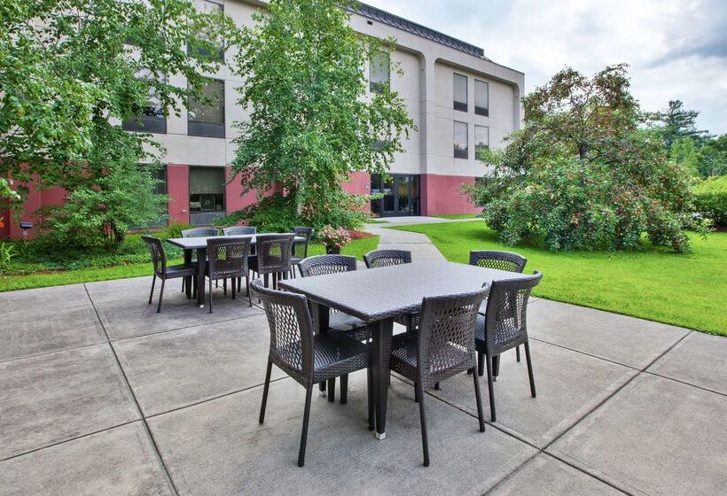 هتل Hampton Inn White River Junction