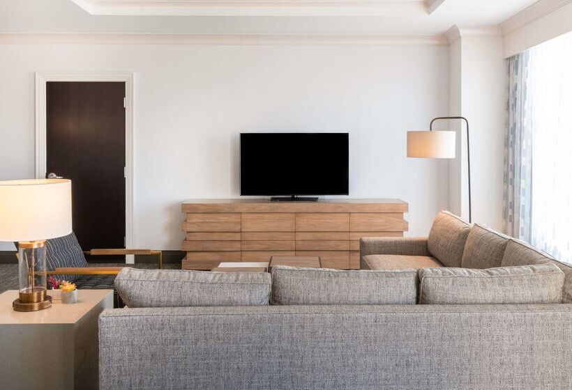 هتل Hilton Columbus/polaris
