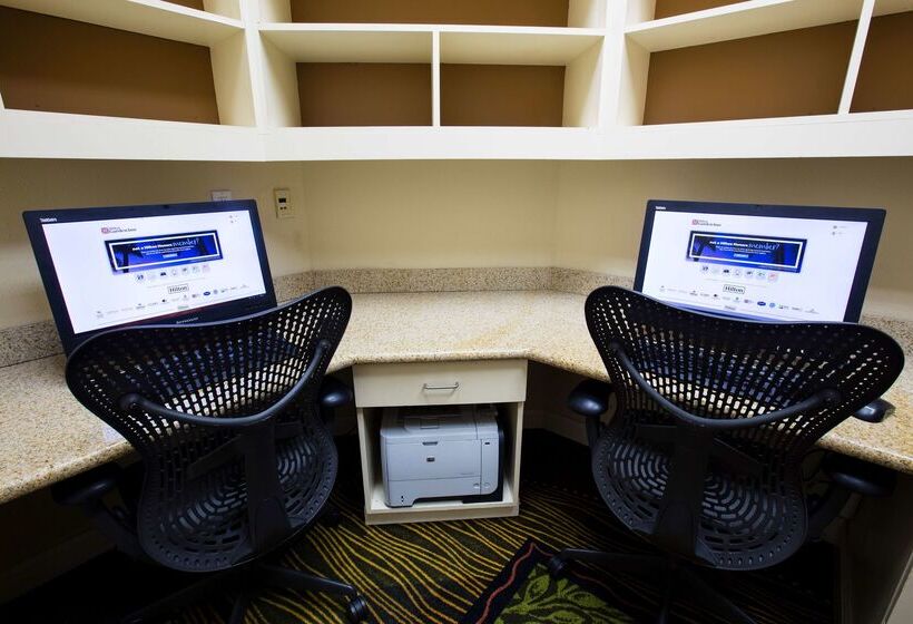 هتل Hilton Garden Inn Grand Forksund