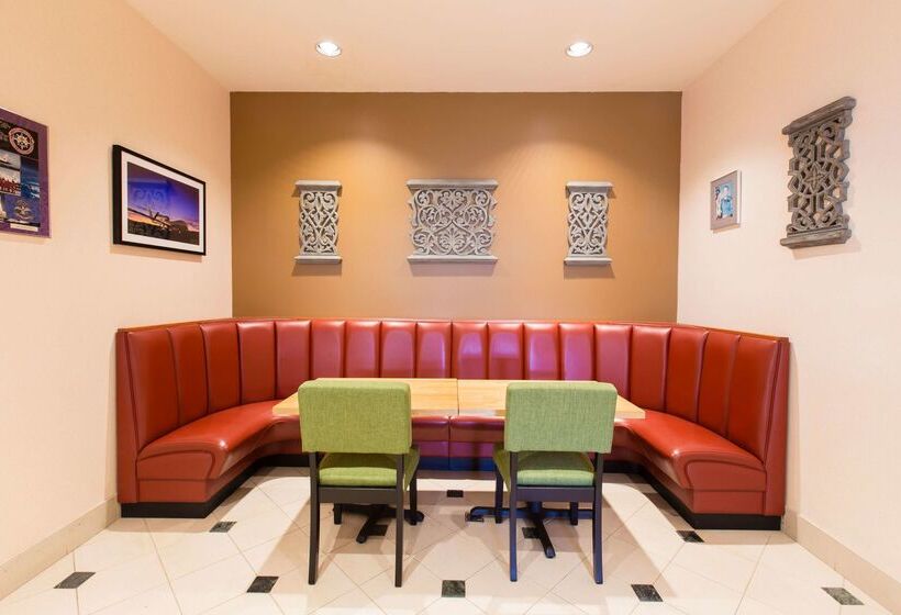 هتل Hilton Garden Inn Grand Forksund