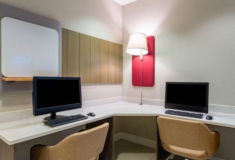 هتل Hilton Garden Inn Islip/macarthur Airport