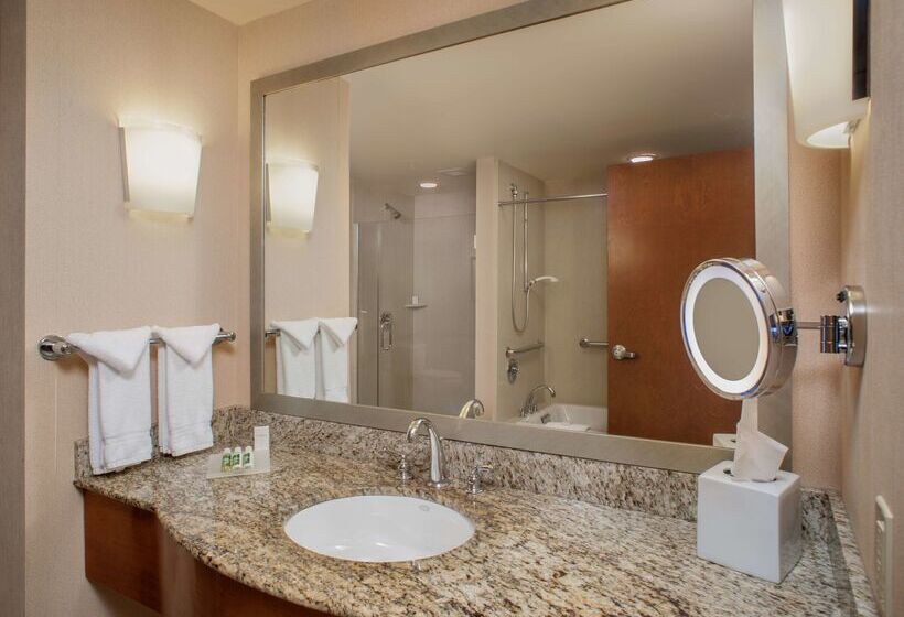 فندق Hilton Garden Inn Portland Downtown Waterfront