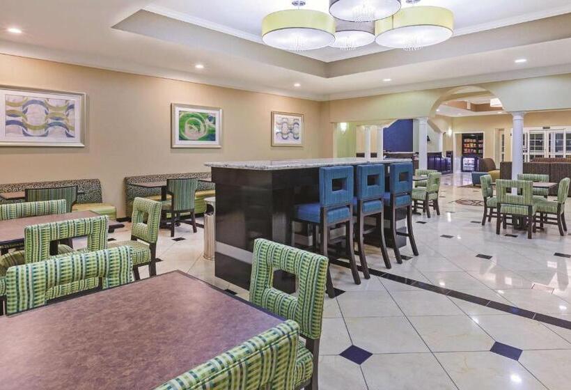 Отель La Quinta By Wyndham Pearland