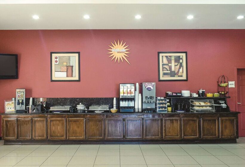 ホテル La Quinta By Wyndham Alice