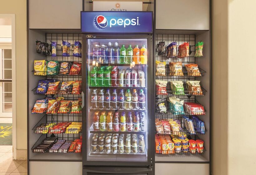 Отель La Quinta Inn & Suites By Wyndham Angleton