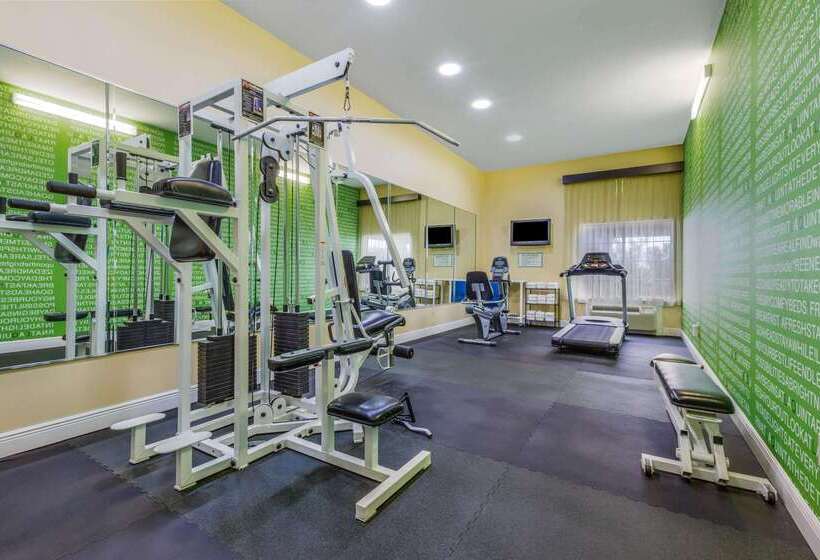 Отель La Quinta Inn & Suites By Wyndham Angleton