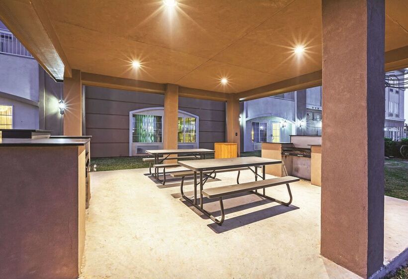 Отель La Quinta Inn & Suites By Wyndham Angleton