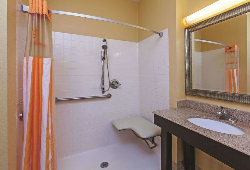 Отель La Quinta Inn & Suites By Wyndham Angleton