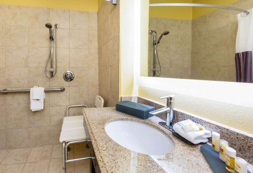 Отель La Quinta Inn & Suites By Wyndham Angleton