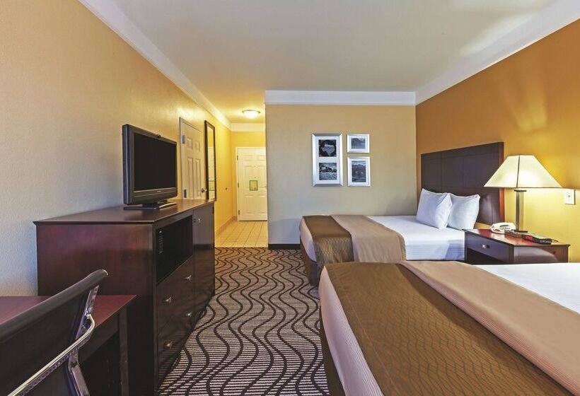 Отель La Quinta Inn & Suites By Wyndham Angleton