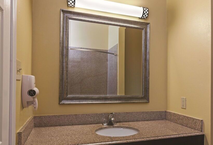 Отель La Quinta Inn & Suites By Wyndham Angleton