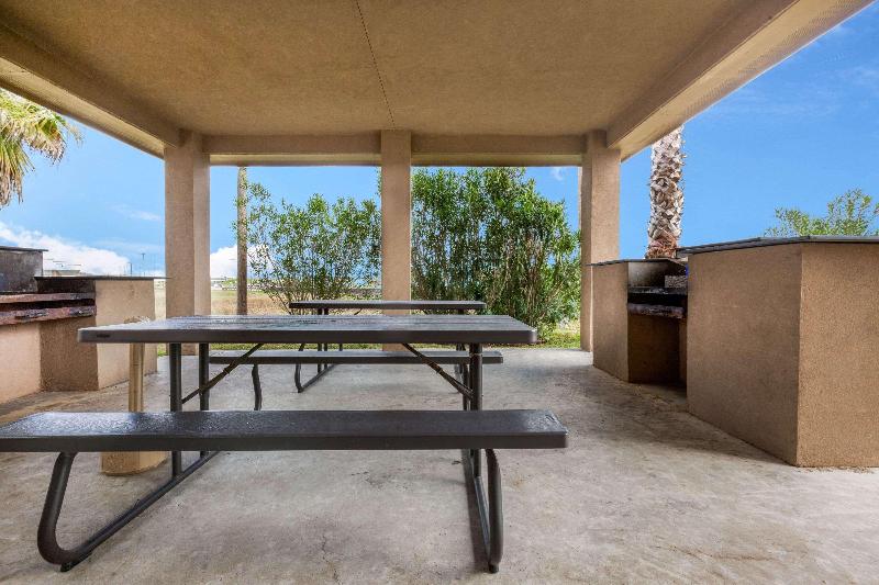 Отель La Quinta Inn & Suites By Wyndham Angleton