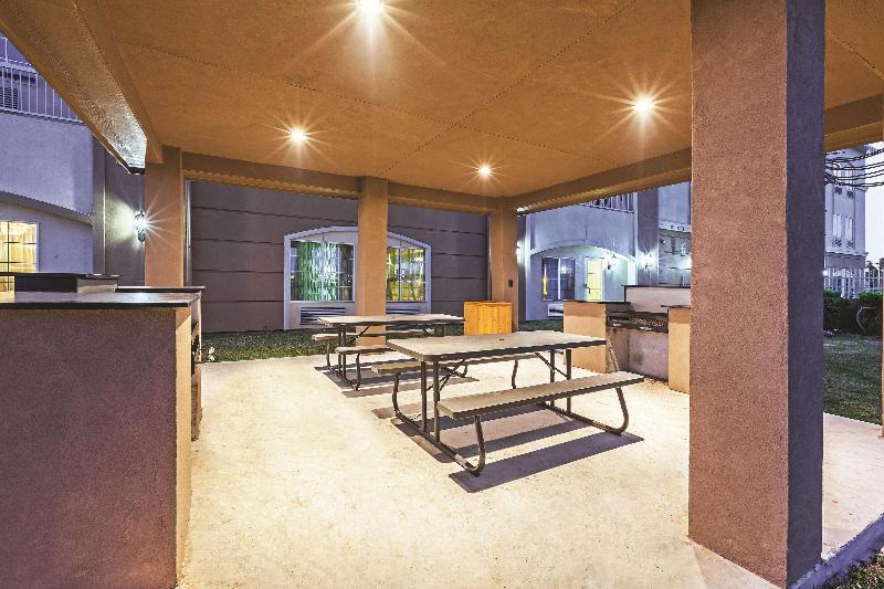 Отель La Quinta Inn & Suites By Wyndham Angleton