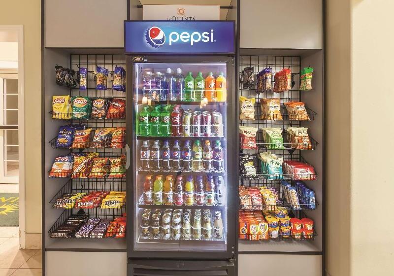 Отель La Quinta Inn & Suites By Wyndham Angleton