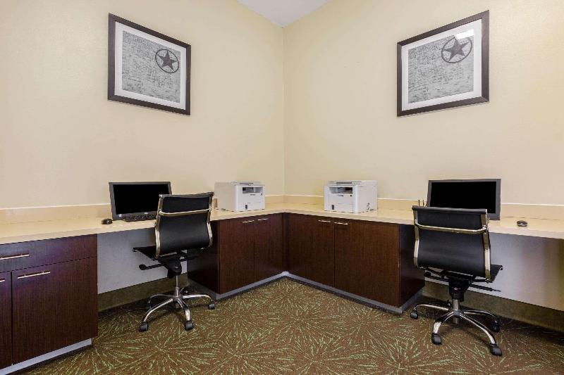 Отель La Quinta Inn & Suites By Wyndham Angleton