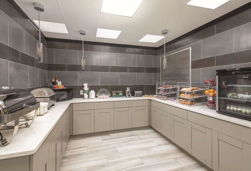 Отель La Quinta By Wyndham Atlanta Airport South