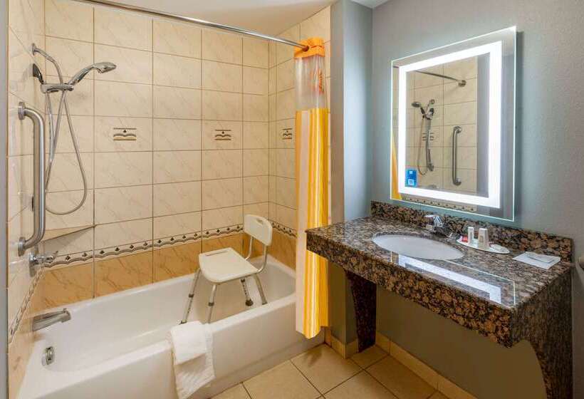 Отель La Quinta By Wyndham Bridgeport