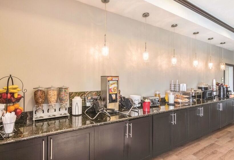 هتل La Quinta By Wyndham Fort Worth   Lake Worth