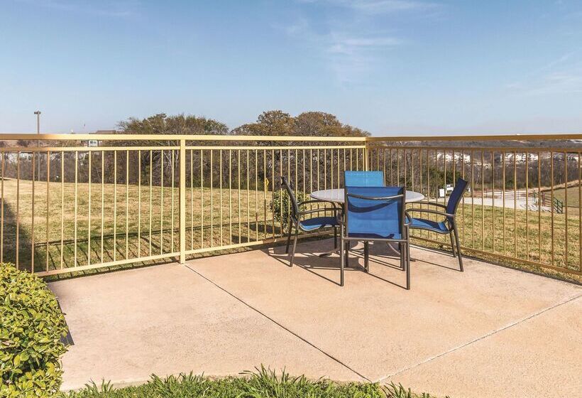 هتل La Quinta By Wyndham Fort Worth   Lake Worth