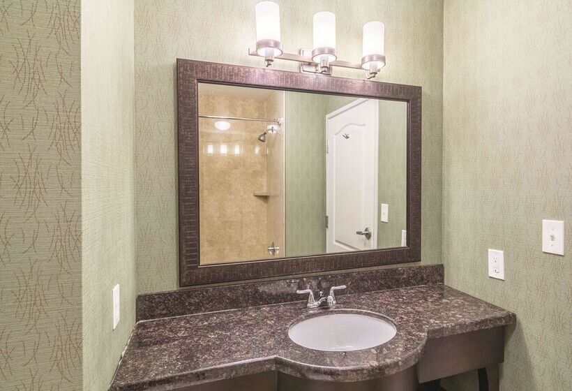 هتل La Quinta By Wyndham Fort Worth   Lake Worth