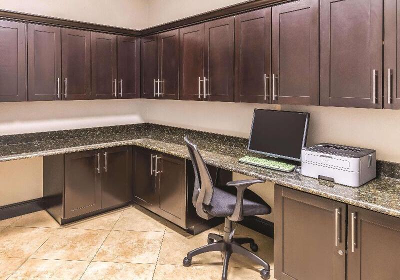 هتل La Quinta By Wyndham Fort Worth   Lake Worth