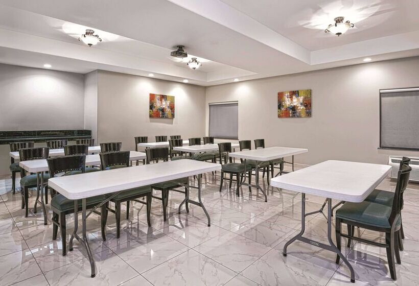 ホテル La Quinta Inn & Suites By Wyndham Mercedes Outlet Mall