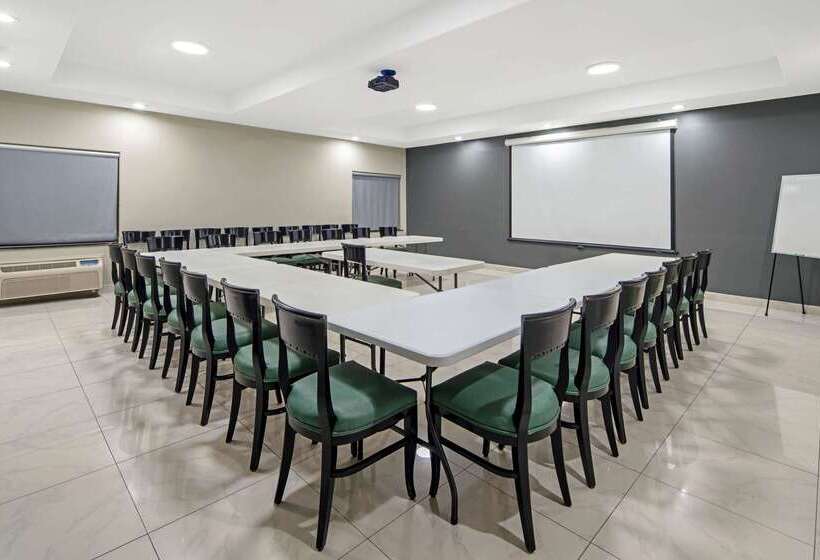 ホテル La Quinta Inn & Suites By Wyndham Mercedes Outlet Mall