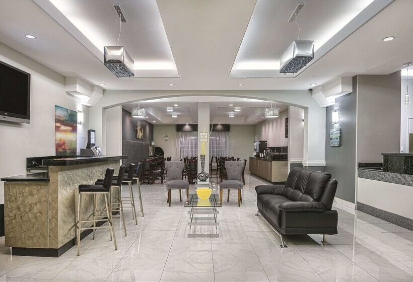 ホテル La Quinta Inn & Suites By Wyndham Mercedes Outlet Mall