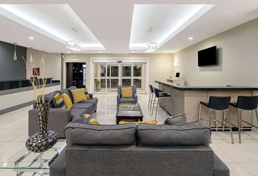 ホテル La Quinta Inn & Suites By Wyndham Mercedes Outlet Mall