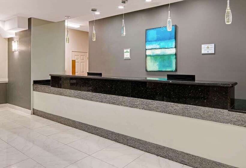 ホテル La Quinta Inn & Suites By Wyndham Mercedes Outlet Mall