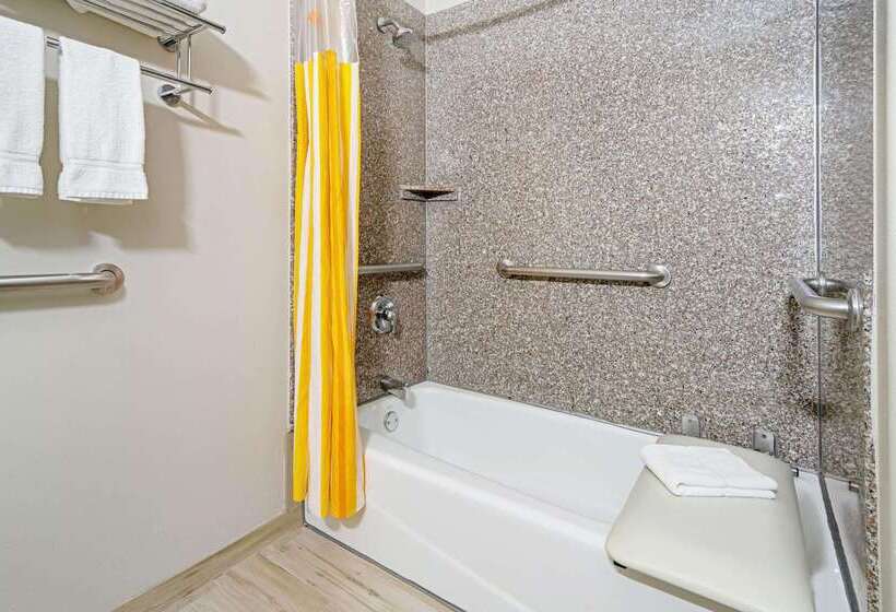 ホテル La Quinta Inn & Suites By Wyndham Mercedes Outlet Mall