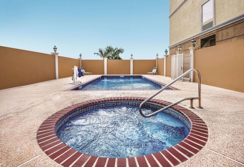 ホテル La Quinta Inn & Suites By Wyndham Mercedes Outlet Mall