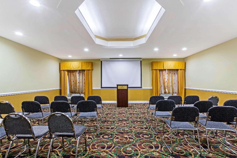 בית מלון כפרי La Quinta Inn & Suites By Wyndham Mobile Satsuma / Saraland