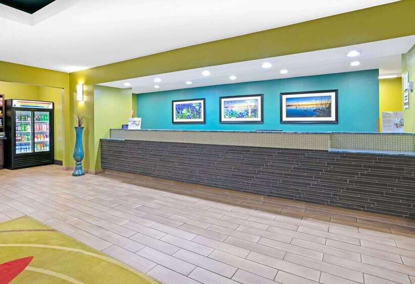 בית מלון כפרי La Quinta Inn & Suites By Wyndham Paris